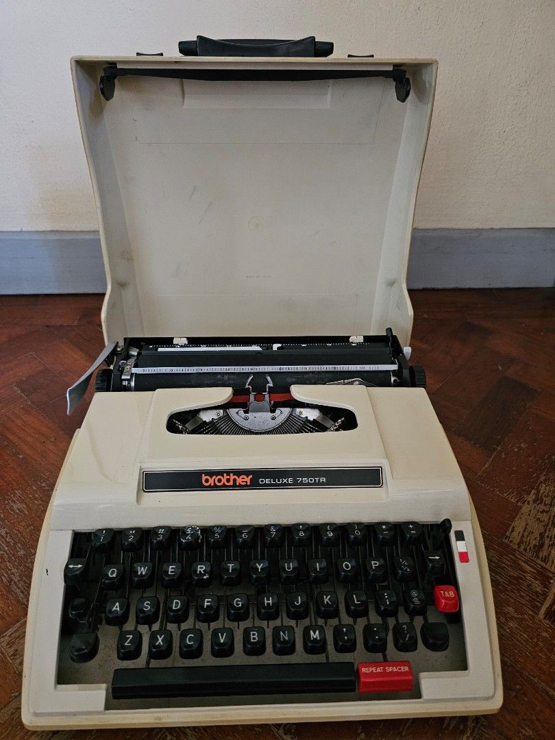 Brother Deluxe 750TR Typewriter with Case493768946389493760