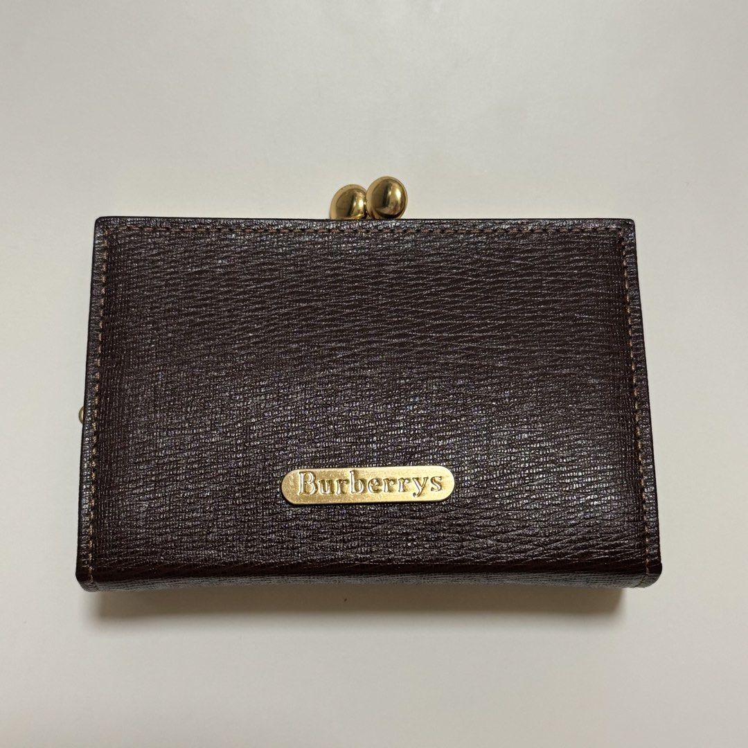 Burberrys wallet vintage （分類：手袋及銀包）位於 Hong Kong。 由 xhsiiu 提交（商品編號 1446291109，圖片 2）。簡介： Hey there! Check out this super cute vintage Burberrys wallet. It's a classic dark brown color with a lovely textured finish and a secure clasp closure. Perfect for keeping your essentials organized in style.。