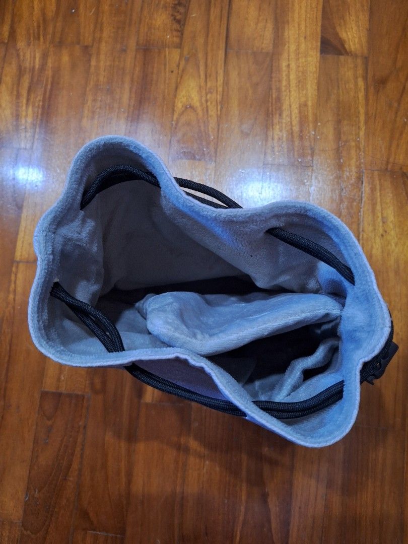 Camera Drawstring Bag (Category: Camera Bags & Carriers) located in Singapore. Submitted by fighter2099 (Listing ID 1446245133, Image 2). Description: In good condition with divider..