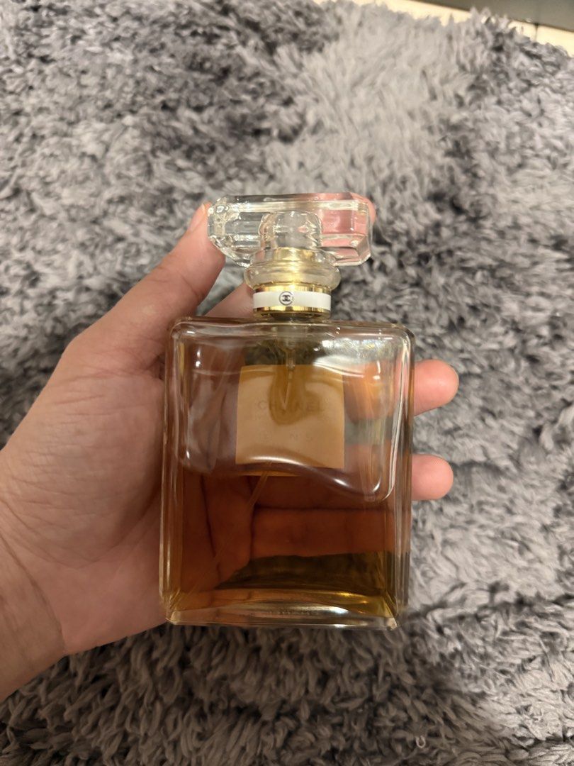 Chanel No. 5 Eau de Parfum 80ml (Category: Fragrance & Deodorants) located in Mandaluyong City. Submitted by riz_040521 (Listing ID 1446210484, Image 2). Description: Prelove Price: (Steal price!)Size: Originally 100ml, now around 80ml left (see actual photos for juice level)Condition: Item is 100% authentic, well-stored in a cool, dark place (hindi nakabilad sa araw or init). Description:Letting go of this legendary and timeless fragrance. It ha