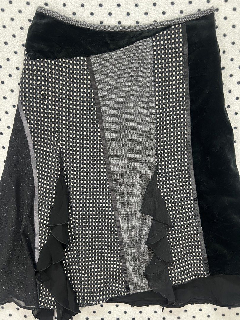 Cledevers Deconstructed Gothic Skirt (Category: Skirts) located in Kuala Lumpur. Submitted by kagayaubuyashiki (Listing ID 1446336723, Image 3). Description: If you’re not planning to buy, please don’t waste my time with unnecessary chats. It also wastes my chat quota‼️ 📌Size on Tag : 2. 📌Waist : 26 Inches. 📌Length : 22.5 Inches. 📌Condition : Good. *Refer Pictures. *The color of the product may look different from the actual color of the imag