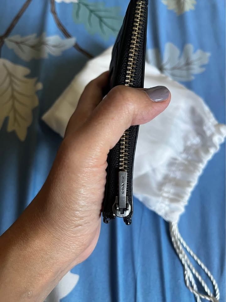 coach card holder signature hitam black (Kategori: Tas & Dompet Wanita) berada di Jakarta Pusat. Dikirim oleh youcantstop.prlvd (ID iklan 1446322155, Gambar 3). Deskripsi: detail, spesifikasi, dan video semuanya udh ku up di 🆂hopeku kalau mau nego lewat 🆂hope aja biar sekalian checkout cek etalase 🆂hope liat bio atau liat bagian opsi pengiriman.