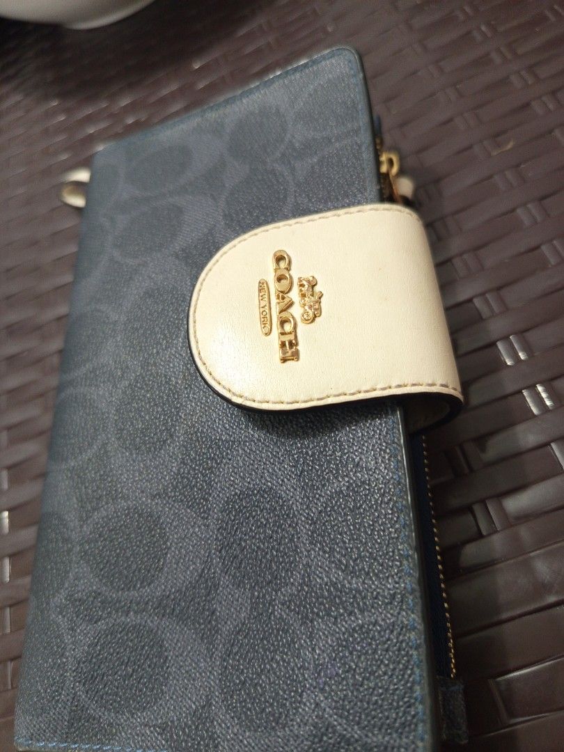Coach Signature Double Zip Wallet (Category: Luxury Bags & Wallets) located in Manila. Submitted by harvys2038 (Listing ID 1446197649, Image 1). Description: - Authentic Coach wallet - Signature pattern - Navy blue interior - Multiple card slots and clear ID window - Zippered compartment - Secure flap closure with gold Coach logo.