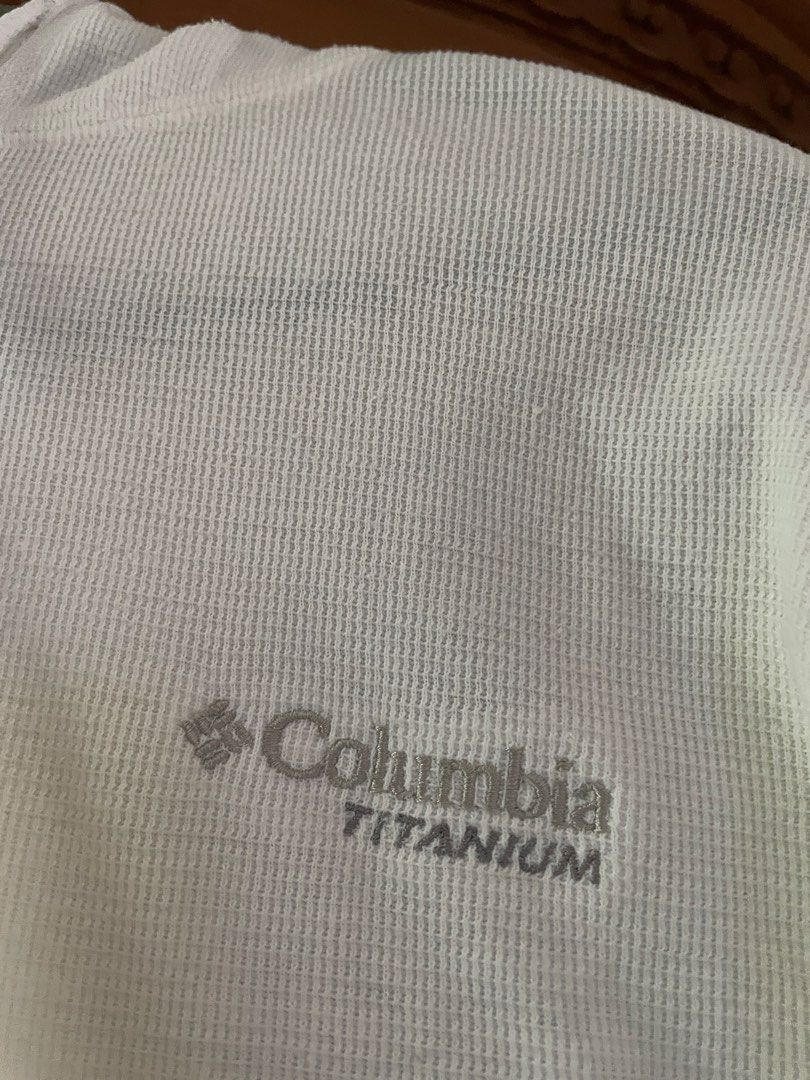 Columbia hoodies (Category: Coats, Jackets and Outerwear) located in Ipoh. Submitted by ieda24 (Listing ID 1446184888, Image 2). Description: Foc postage.