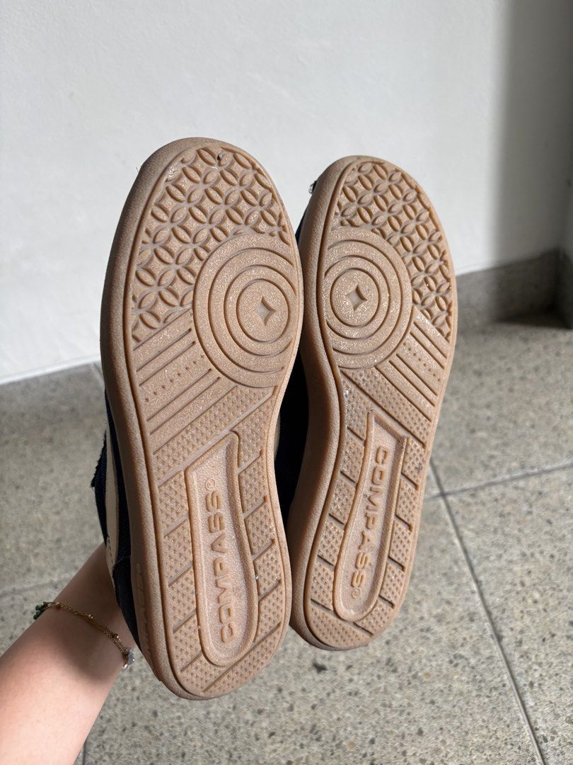 Compass Tribune Navy (Kategori: Sneakers) berada di Jakarta Selatan. Dikirim oleh abcdddv (ID iklan 1446171072, Gambar 3). Deskripsi: •size 37 yaa atau 24.5cm (setara uk 38) •dus lengkap •jarang kepake, beli di official compass di toped •FREEONG.