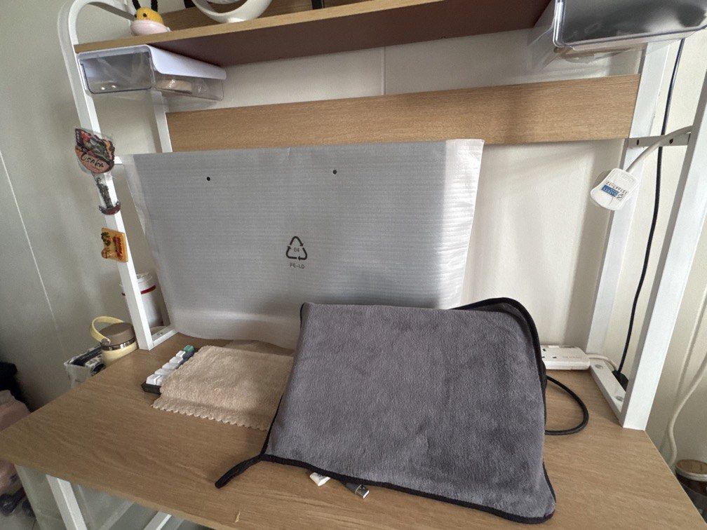 Computer Table (Category: Tables & Sets) located in Singapore. Submitted by leen.008 (Listing ID 1446201333, Image 2). Description: selling computer table, shifting room. pick up only at my blk..