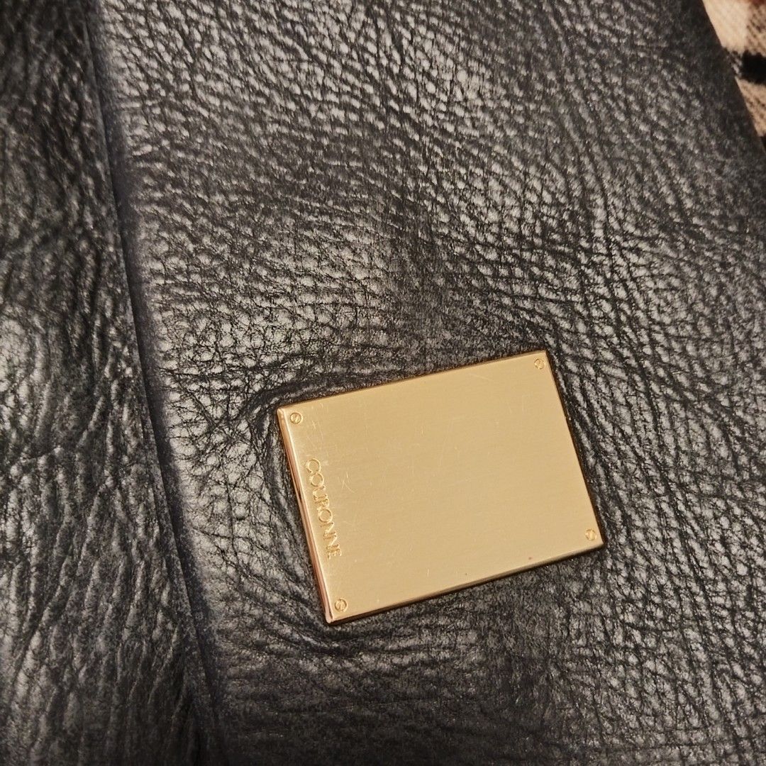 Couronne Clutch (Category: Luxury Bags & Wallets) located in Bulacan. Submitted by brandedbagspreloved (Listing ID 1446206040, Image 2). Description: korea souce as is original malinis ang loob ng bag.