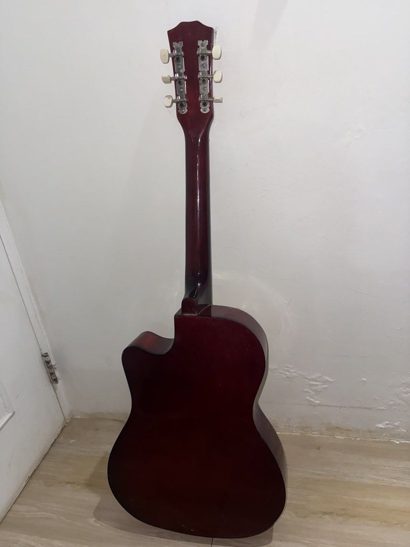 Davis Acoustic Guitar (Category: Musical Instruments) located in Manila. Submitted by aces_garage (Listing ID 1446163761, Image 2). Description: With free 50 guitar picks and capo.