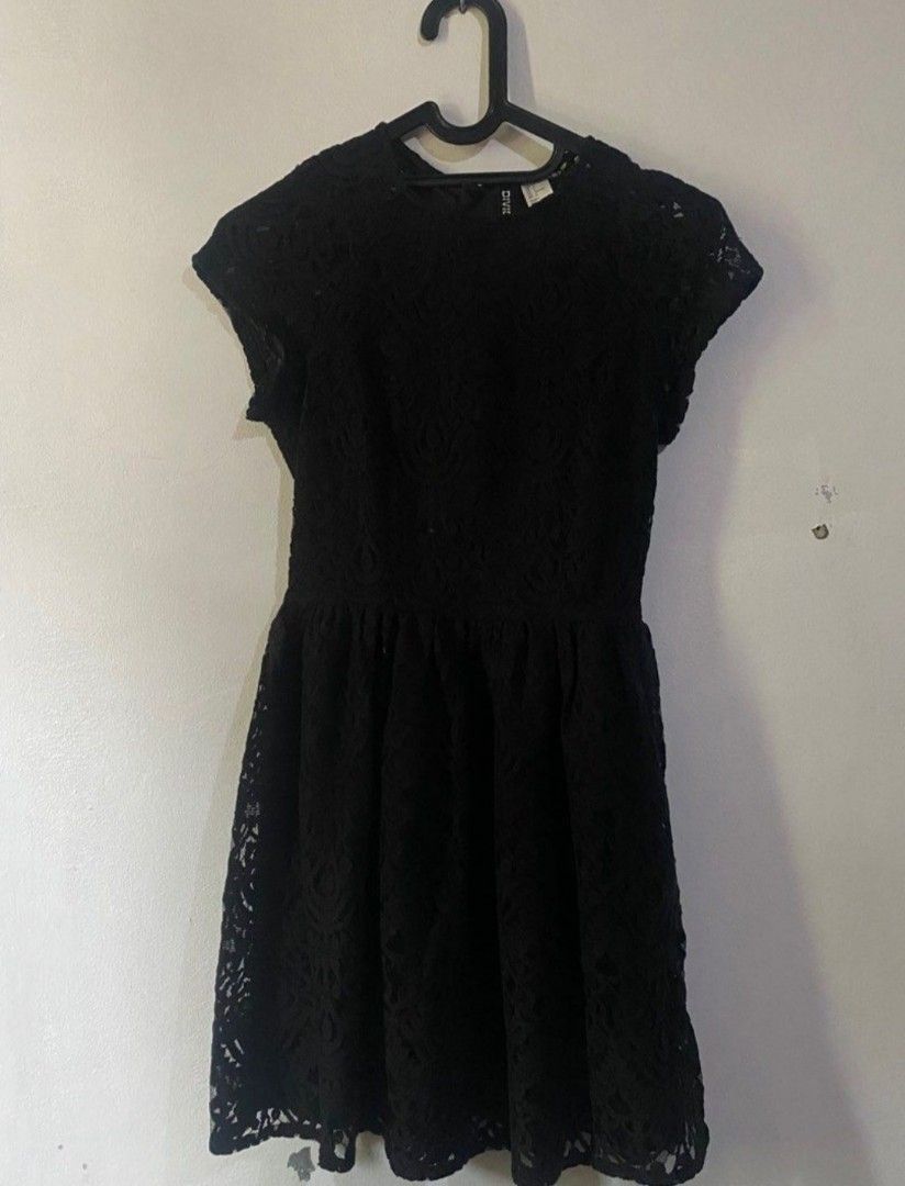 Dress H&M hitam (Kategori: Gaun & Rok) berada di Jakarta Selatan. Dikirim oleh fissey (ID iklan 1446209715, Gambar 1). Deskripsi: Dress cantik baru tag udh ga ada.