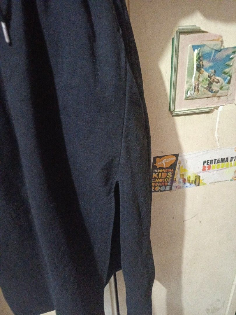 dress hoodie hitam (Kategori: Gaun & Rok) berada di Bekasi. Dikirim oleh joe_preloved (ID iklan 1446302453, Gambar 2). Deskripsi: bahan kaos.. ada ziper dpn.. hoodi,ada tali pinggangnya.. dan ada belahan samping kiri.. msh bagus Ld 100-110cm P 105cm.