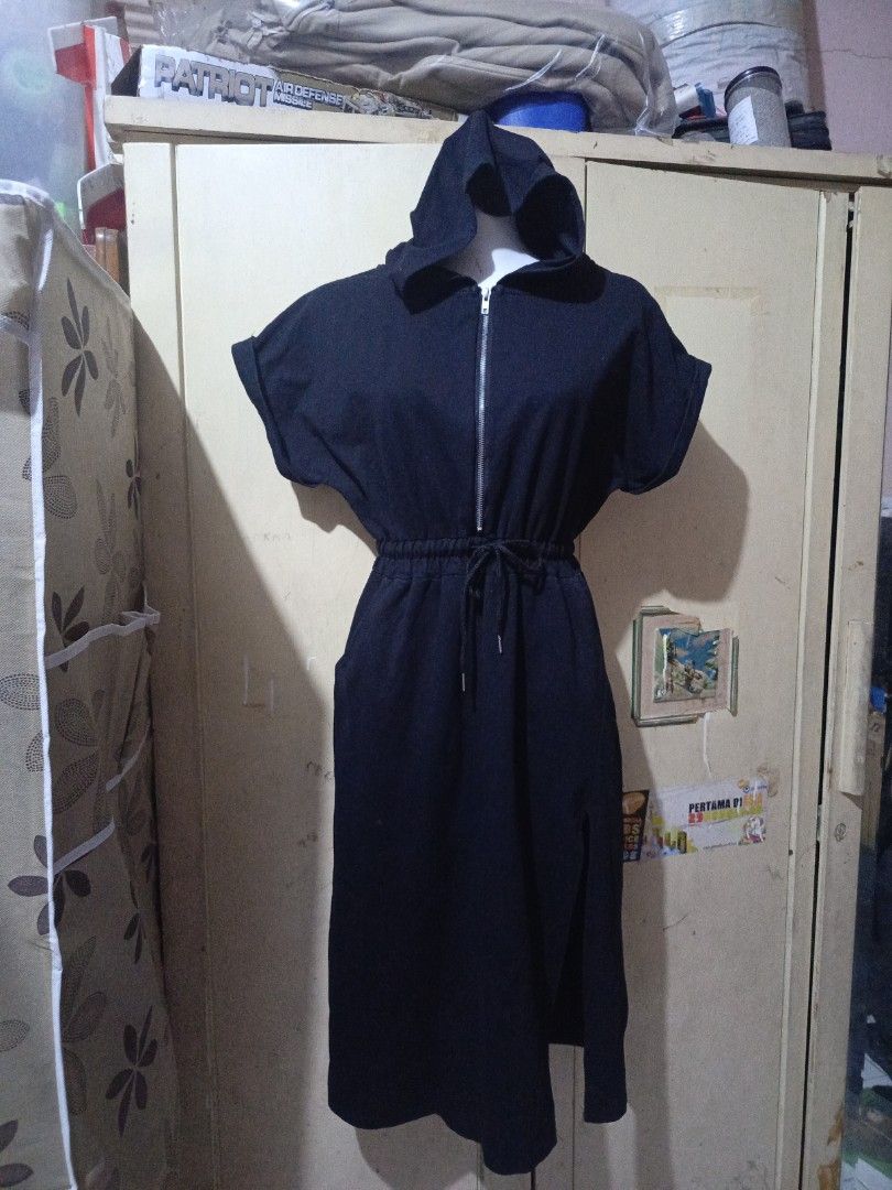 dress hoodie hitam (Kategori: Gaun & Rok) berada di Bekasi. Dikirim oleh joe_preloved (ID iklan 1446302453, Gambar 1). Deskripsi: bahan kaos.. ada ziper dpn.. hoodi,ada tali pinggangnya.. dan ada belahan samping kiri.. msh bagus Ld 100-110cm P 105cm.