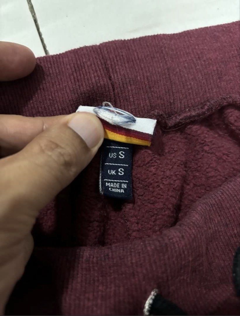 Ellesse Burgundy Sweatpants Size S (Category: Joggers) located in Quezon City. Submitted by edether (Listing ID 1446262350, Image 2). Description: - Burgundy sweatpants from Ellesse - Features classic Ellesse logo patch on front - Side tape detail - Elastic waistband with drawstring - Ribbed cuffs - Comfortable for lounging or casual wear Size Small Waist - 30-34in Length- 39in If you see it posted, it’s available. Last price and details are post