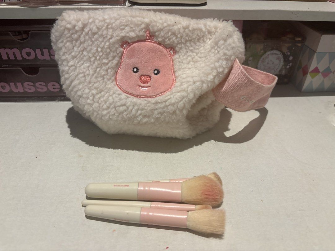EVERBAB x ZANMANG Mini Makeup Brushes (Category: Makeup) located in Malolos. Submitted by peonyprincess (Listing ID 1446261762, Image 1). Description: - Adorable fluffy white makeup bag featuring a cute pink bear face. - Comes with two matching pink and white makeup brushes. - Brushes have soft bristles for gentle application. - Perfect for organizing your makeup essentials. - Great for both travel and everyday use..