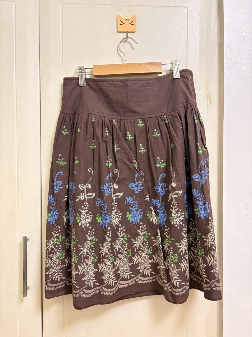 Fairy Grunge Brown Skirt with Floral Pattern (Category: Skirts) located in Makati City. Submitted by rinadeclutters (Listing ID 1446273746, Image 2). Description: 💌 Please message before buying! - thrifted, don’t want it anymore - colour: brown - has a blue, cream, and green floral pattern - drop waist - silk/satin inner lining - size: no tag, but waistline is 27 inches 💰 MOP: GCash or bank transfer 📦 Shipping fee will be shouldered by buyer.