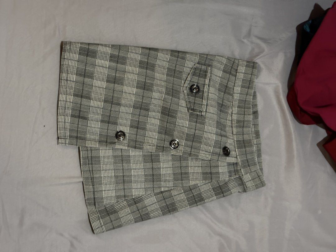 Floral Print Wide Leg Pants (Category: Other Bottoms) located in Sibalom. Submitted by ziaraxyred91069 (Listing ID 1446316447, Image 3). Description: Rust-colored pants with a white and green floral print. Wide leg silhouette. High waisted. Great for a casual or dressed-up look. TAKE ALL.