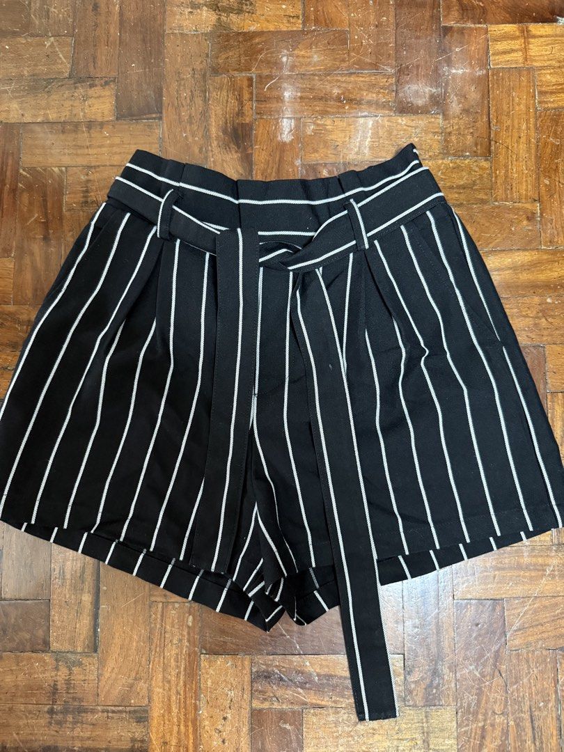 Forever 21 Black Striped Shorts (Category: Shorts) located in Marikina City. Submitted by kaisells_ (Listing ID 1446218645, Image 1). Description: .