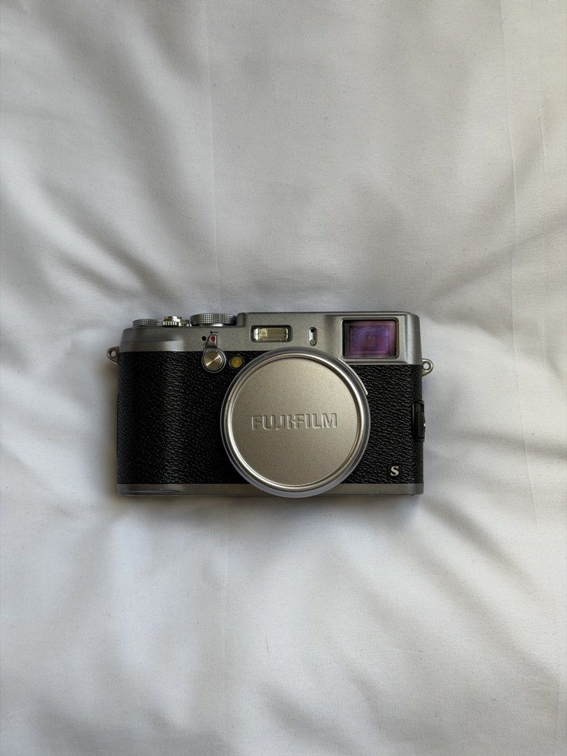 Fujifilm X100S Silver (Category: Cameras) located in Manila. Submitted by prelovedbystel2 (Listing ID 1446259443, Image 1). Description: FOR SALE: Fujifilm X100S (Japan Bought 🇯🇵) Selling my Fujifilm X100S in excellent condition. Perfect for street photography, travel, everyday shooting, and anyone who loves Fujifilm colors. 📸✨ 📍Condition: ✅ Excellent condition ✅ Japan Bought 🇯🇵 ✅ Clean lens (No fungus, No dust) ✅ Flash working ✅ Video reco