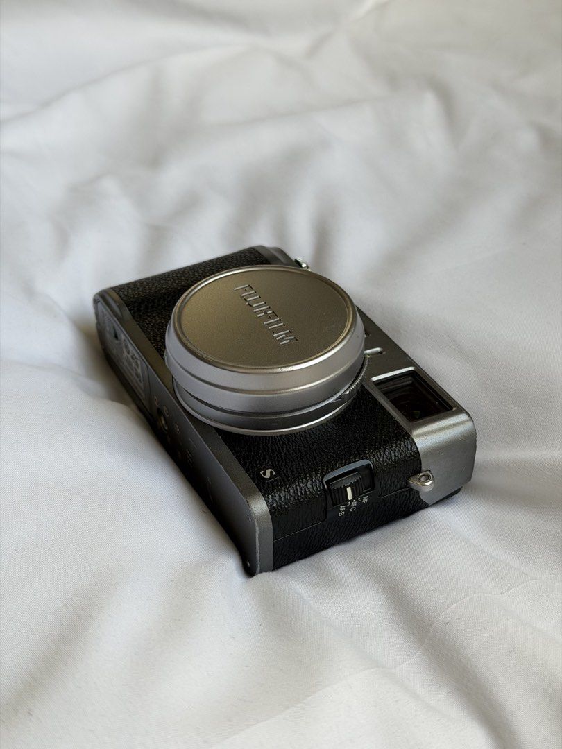 Fujifilm X100S Silver (Category: Cameras) located in Manila. Submitted by prelovedbystel2 (Listing ID 1446259443, Image 3). Description: FOR SALE: Fujifilm X100S (Japan Bought 🇯🇵) Selling my Fujifilm X100S in excellent condition. Perfect for street photography, travel, everyday shooting, and anyone who loves Fujifilm colors. 📸✨ 📍Condition: ✅ Excellent condition ✅ Japan Bought 🇯🇵 ✅ Clean lens (No fungus, No dust) ✅ Flash working ✅ Video reco