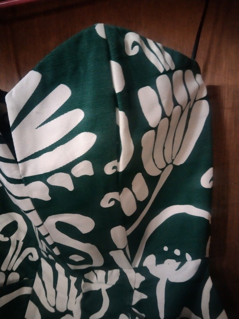 Green White Floral Strapless Romper with Pockets (Category: Rompers) located in Manila. Submitted by fiercefish.b07a25 (Listing ID 1446189203, Image 2). Description: - Strapless romper in dark green with a bold white floral print. - Wired Tube Top part - Flattering sweetheart neckline. - Convenient back zipper closure. - Functional side pockets. - Made from a sturdy cotton blend fabric. - Versatile for casual outings or evening events. - Pairs st