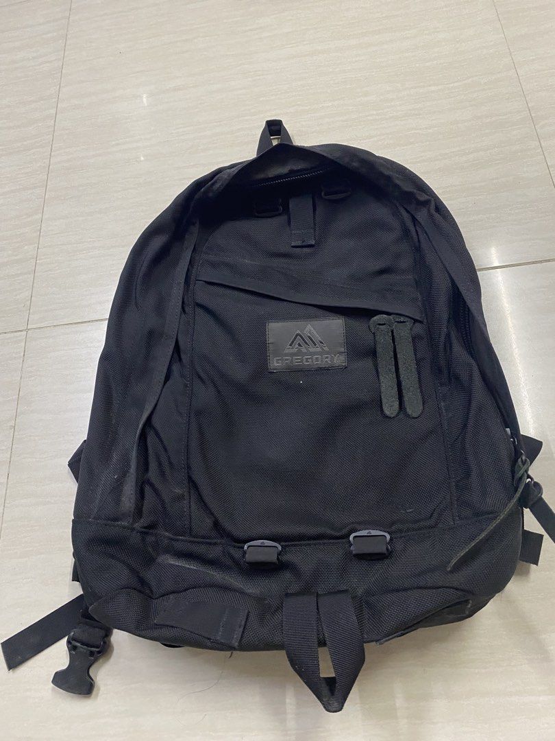 Gregory 26L背包 （分類：背包）位於 Hong Kong。 由 wyckj64g85 提交（商品編號 1446307225，圖片 1）。簡介： Gregory 黑色背包，前面有格仔袋同拉鏈位。袋身有扣位同肩帶。。