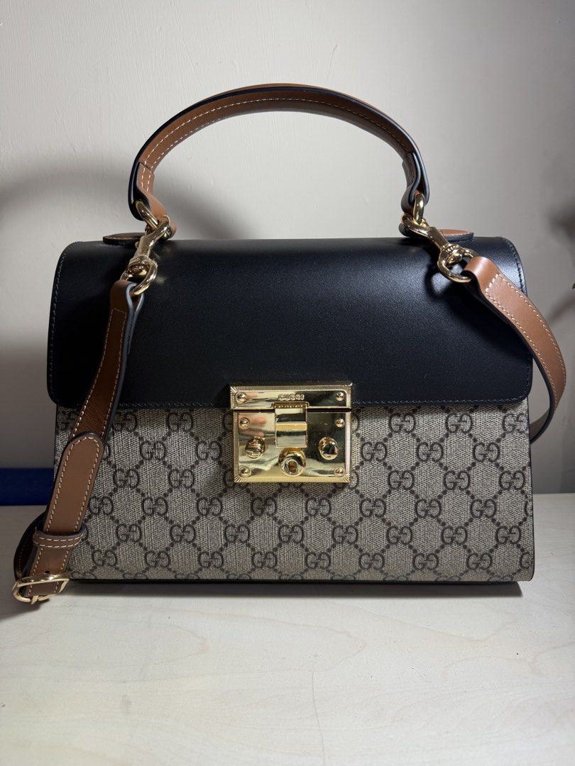 Gucci Padlock GG Supreme Canvas Leather Top Handle Bag （分類：手袋及銀包）位於 Hong Kong。 由 blake16 提交（商品編號 1446310060，圖片 1）。簡介： Authentic Gucci bag. Features the classic GG Supreme canvas with black leather. Gold-tone hardware and lock closure. Comes with a detachable shoulder strap. The back has a convenient slip pocket. Great for everyday use or special occasions. Message me for more details.。
