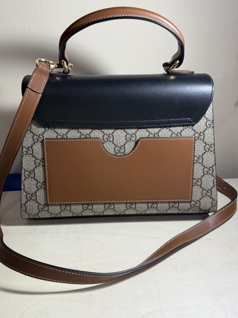 Gucci Padlock GG Supreme Canvas Leather Top Handle Bag （分類：手袋及銀包）位於 Hong Kong。 由 blake16 提交（商品編號 1446310060，圖片 2）。簡介： Authentic Gucci bag. Features the classic GG Supreme canvas with black leather. Gold-tone hardware and lock closure. Comes with a detachable shoulder strap. The back has a convenient slip pocket. Great for everyday use or special occasions. Message me for more details.。