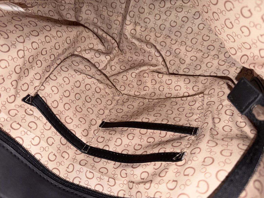 GUESS totebag im black monochrome (Category: Tote Bags) located in Sungai Siput. Submitted by sunshineeeglow (Listing ID 1446316633, Image 3). Description: totebag .