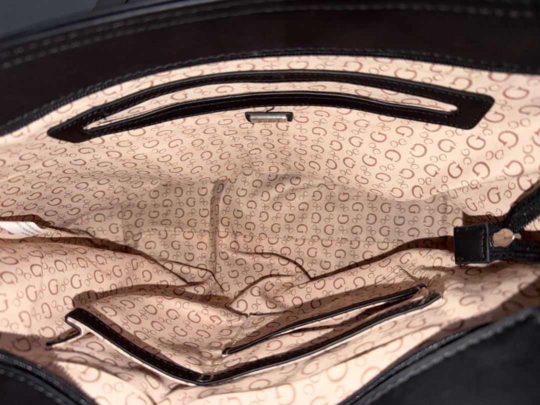 GUESS totebag im black monochrome (Category: Tote Bags) located in Sungai Siput. Submitted by sunshineeeglow (Listing ID 1446316633, Image 2). Description: totebag .