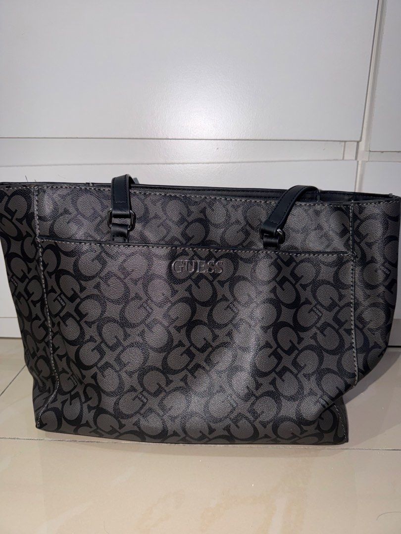 GUESS totebag im black monochrome (Category: Tote Bags) located in Sungai Siput. Submitted by sunshineeeglow (Listing ID 1446316633, Image 1). Description: totebag .