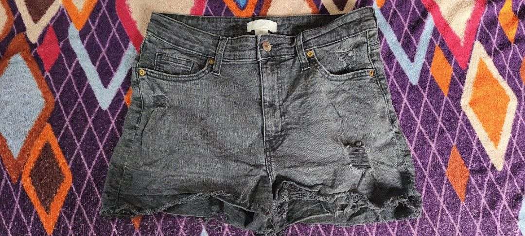 H&M Grey Distressed Denim Shorts (Category: Shorts) located in Manila. Submitted by daveang222 (Listing ID 1446174674, Image 1). Description: - Brand: H&M - Color: Grey - Material: Denim - Style: Distressed shorts with rips and frayed hem - Closure: Button and zip - Pockets: Classic five-pocket styling - Occasion: Casual wear.