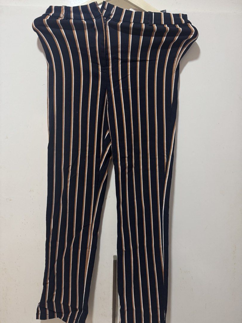 H&M Jeggings super stretchy (Category: Jeans) located in Mabalacat. Submitted by prelovedthings13__ (Listing ID 1446235309, Image 1). Description: Worn once during my Bangkok trip. It has been stored in my closet since, and unfortunately, it no longer fits because I’ve gained weight. Still in excellent condition..