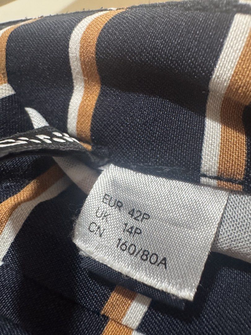 H&M Jeggings super stretchy (Category: Jeans) located in Mabalacat. Submitted by prelovedthings13__ (Listing ID 1446235309, Image 2). Description: Worn once during my Bangkok trip. It has been stored in my closet since, and unfortunately, it no longer fits because I’ve gained weight. Still in excellent condition..