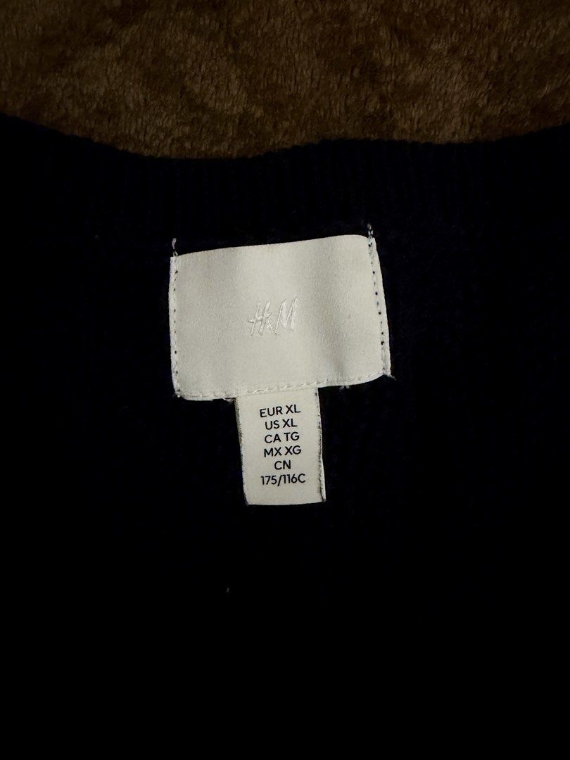 H&M Navy Blue Knit Sweater with Gold Button Pockets (Category: Longsleeves) located in Rodriguez. Submitted by aliii_03 (Listing ID 1446273969, Image 2). Description: -Good pre-loved condition -No major flaws or holes -RFS: decluttering -Slightly negotiable MOP: gcash or maribank MOD: sdd or j&t.