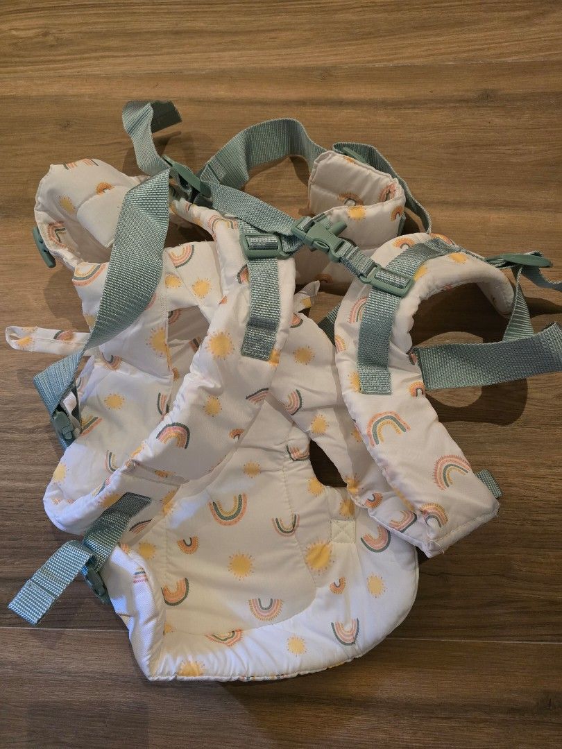 Infantino 4 in 1 carrier (Category: Carriers & Slings) located in Paranaque City. Submitted by preloveskae (Listing ID 1446173854, Image 3). Description: brandnew. unused no box. removed tag. plus shipping fee lalamove ready onhand 1500 php only baby company still selling it for 3,000 php.