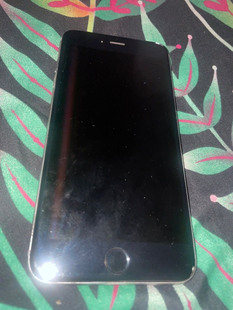 IPHONE 6plus (Category: iPhone 6 Series) located in Caloocan City. Submitted by azzetildae39504 (Listing ID 1446292614, Image 2). Description: Issue : khit anong charge po, di ko maopen. kaya nagtaka ako na bakit di mag open, eh makinis at walang basag naman sa camera, so i decided pumunta sa repairan, offering me 1.7k para sa battery replacement po daw AFAIK, only battery replacement need lng daw at di pa sure kung ano pa need.