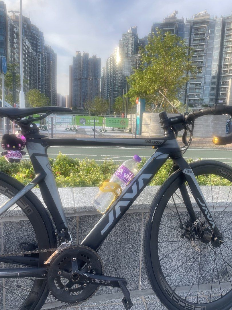 JAVA 公路車 （分類：單車）位於 Hong Kong。 由 suckmydlck 提交（商品編號 1446254161，圖片 3）。簡介： 架係JAVA 公路車，好輕。碟剎，順暢。好快。有水架同埋Hello Kitty裝飾。適合追求速度嘅你。 可以小議 換咗好多新嘅嘢🥳🥳 。