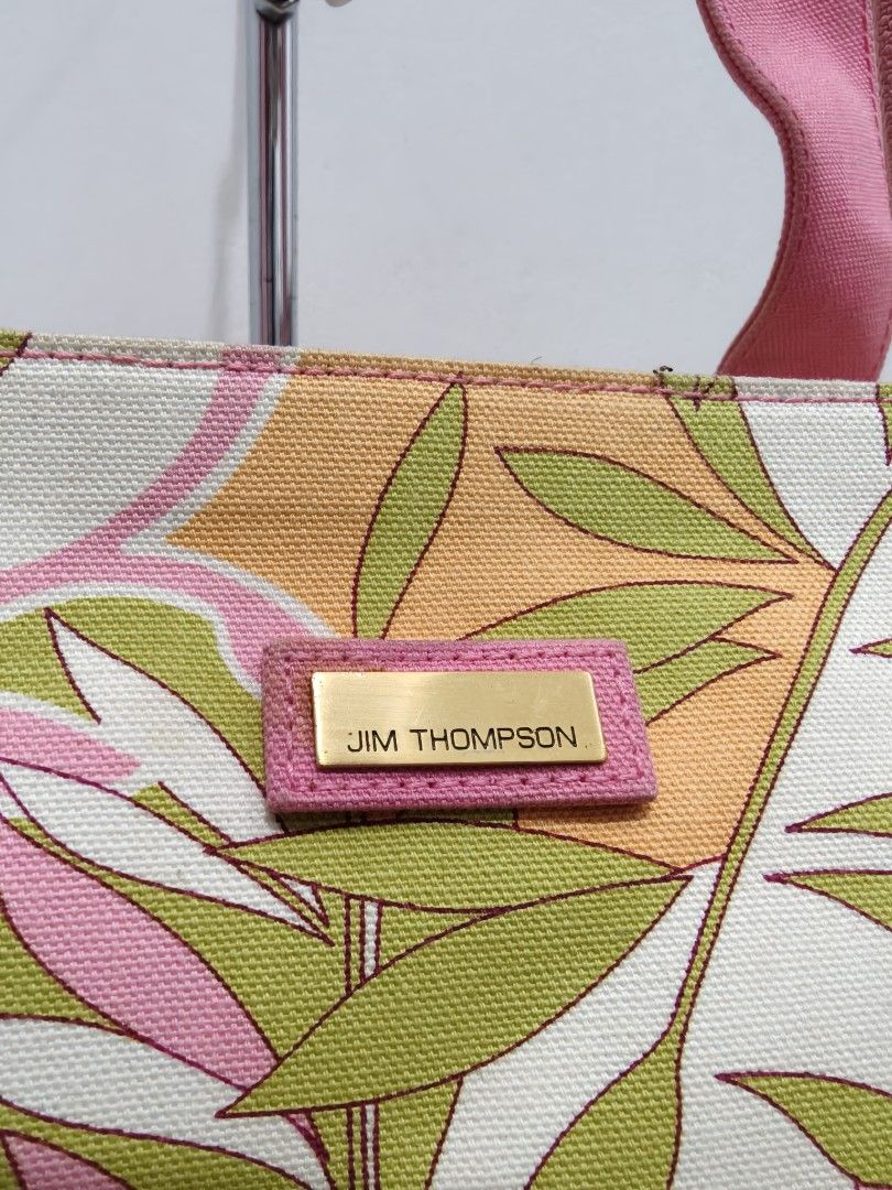 JIM THOMPSON Tote Bag zipper. (Kategori: Tas & Dompet Wanita) berada di Padang Panjang. Dikirim oleh sudahbekas (ID iklan 1446287253, Gambar 2). Deskripsi: JIM THOMPSON Tote Bag zipper. Bahan canvas tebal, warna tajam. +- atas 41cm, bawah 33cm, tinggi 27cm Good condition, second import #tas #bag #tote #totebag #thrifting #jimthompson.