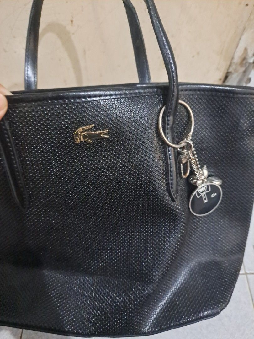 Lacoste hand bag kerja (Kategori: Tas & Dompet Wanita) berada di Cikarang. Dikirim oleh ongkiameli48448 (ID iklan 1446201168, Gambar 2). Deskripsi: lacoste handbag kerja no minus.
