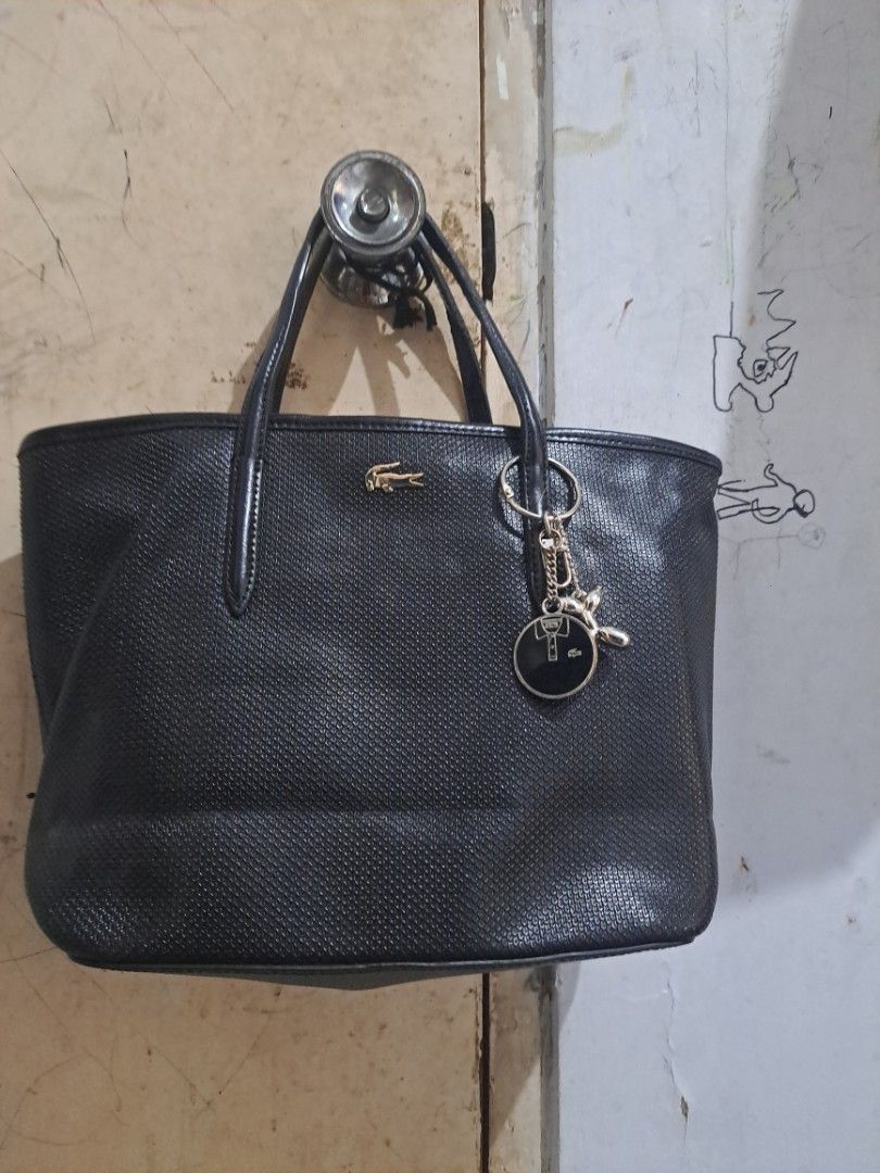 Lacoste hand bag kerja (Kategori: Tas & Dompet Wanita) berada di Cikarang. Dikirim oleh ongkiameli48448 (ID iklan 1446201168, Gambar 1). Deskripsi: lacoste handbag kerja no minus.
