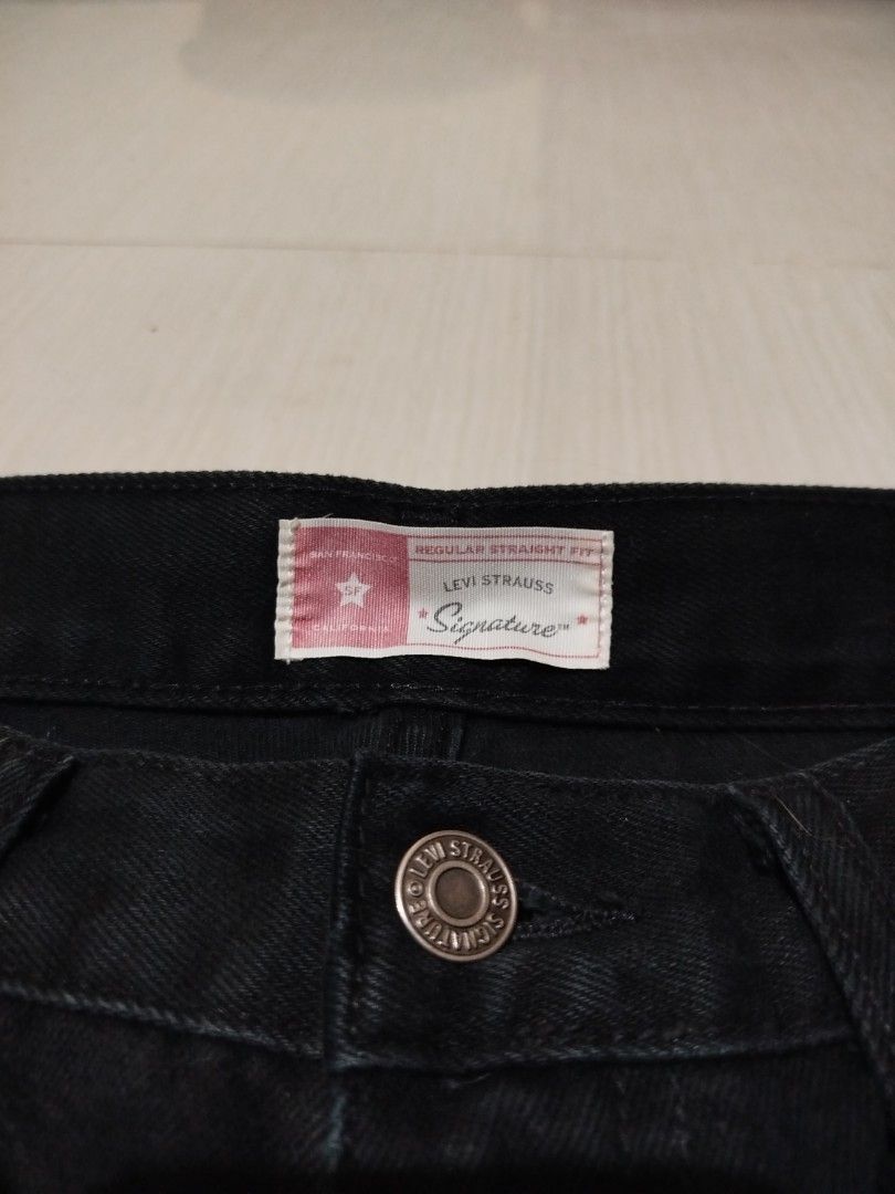LEVI STRAUSS Signature, Regular Straight Fit (Category: Jeans) located in Kidapawan. Submitted by whenthesunhits67 (Listing ID 1446254895, Image 2). Description: LEVI STRAUSS SIGNATURE Regular Straight fit Excellent Condition Rare daw 'toh W: 34 Length: 29 T: 9 H: 9.