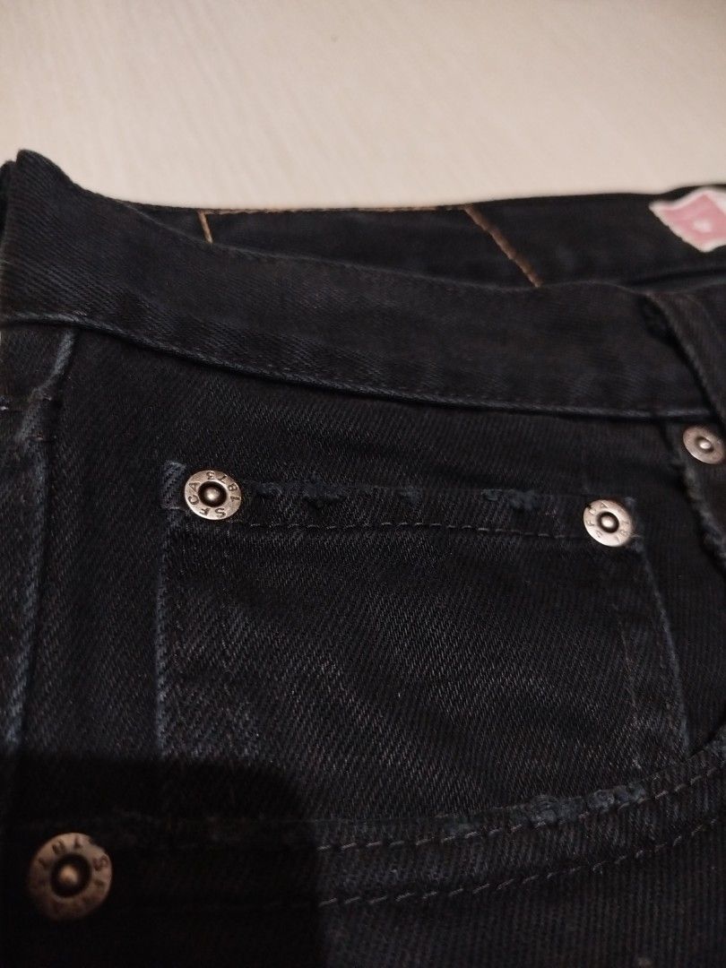 LEVI STRAUSS Signature, Regular Straight Fit (Category: Jeans) located in Kidapawan. Submitted by whenthesunhits67 (Listing ID 1446254895, Image 3). Description: LEVI STRAUSS SIGNATURE Regular Straight fit Excellent Condition Rare daw 'toh W: 34 Length: 29 T: 9 H: 9.