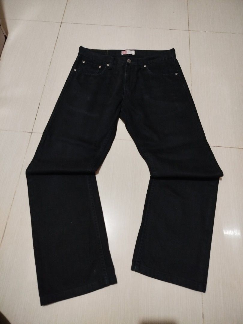 LEVI STRAUSS Signature, Regular Straight Fit (Category: Jeans) located in Kidapawan. Submitted by whenthesunhits67 (Listing ID 1446254895, Image 1). Description: LEVI STRAUSS SIGNATURE Regular Straight fit Excellent Condition Rare daw 'toh W: 34 Length: 29 T: 9 H: 9.