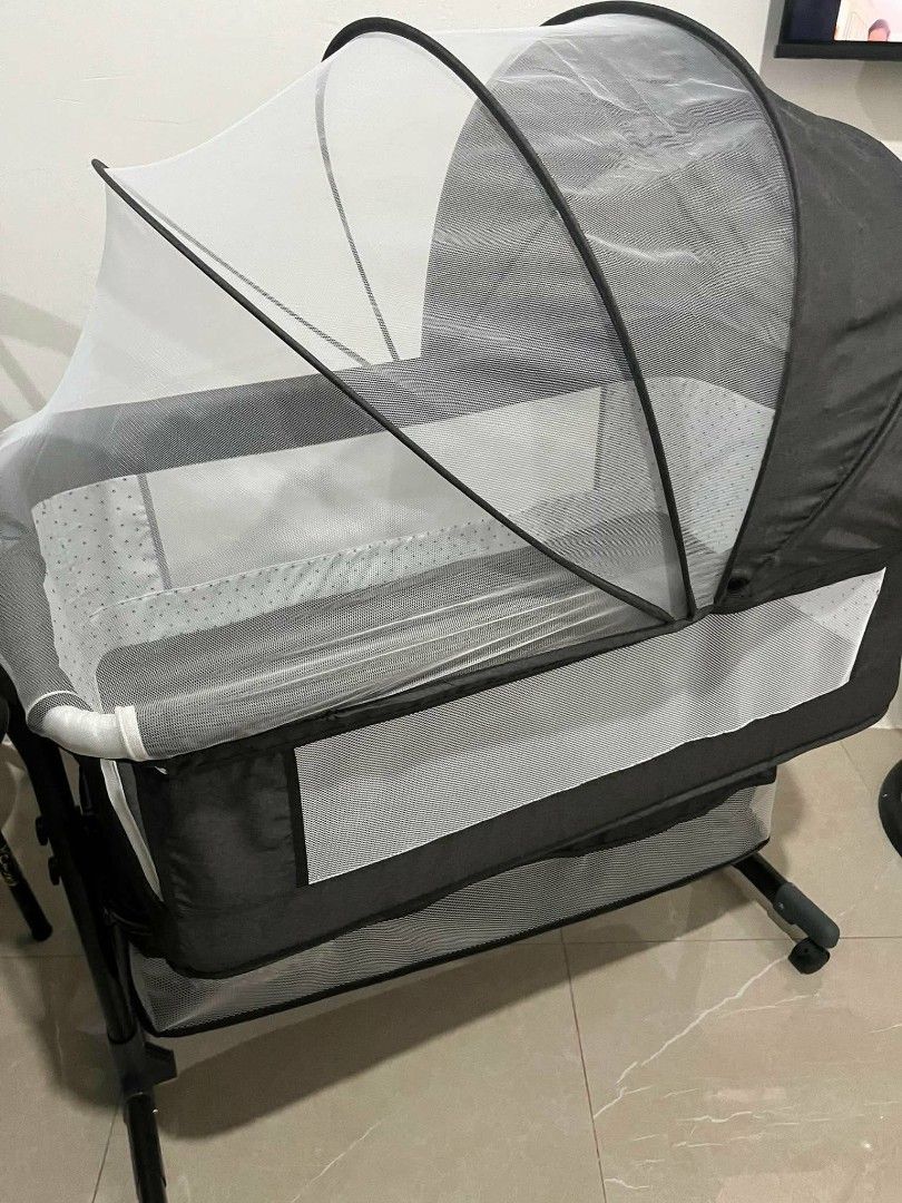 LIKE NEW! GOOD CONDITION BABY CRIB (Category: Cots & Cribs) located in Manila. Submitted by evanesce3_ (Listing ID 1446170634, Image 3). Description: — good as new, — rsf: mag uupgrade — open for tawad — ionic gray.