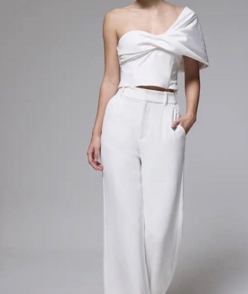Love Bonito Padded Asymmetrical top (Category: Sleeveless) located in Mandaluyong City. Submitted by andi1023 (Listing ID 1446229531, Image 2). Description: .