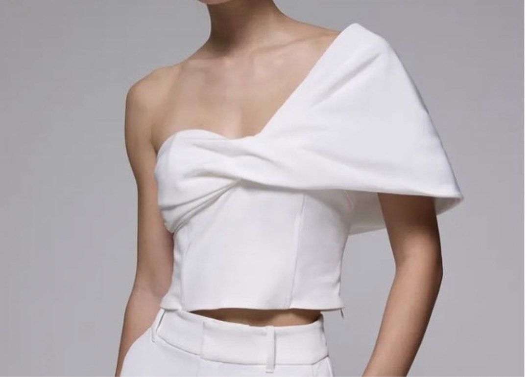 Love Bonito Padded Asymmetrical top (Category: Sleeveless) located in Mandaluyong City. Submitted by andi1023 (Listing ID 1446229531, Image 1). Description: .