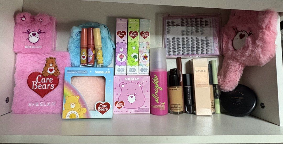 MAKEUP BUNDLE (Category: Makeup) located in Singapore. Submitted by sheepmemeee (Listing ID 1446226406, Image 1). Description: Most are lightly used or brand new. All are 100% authentic. I don't buy fakes..