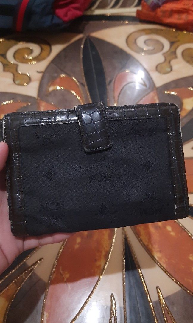MCM MEDIUM WALLET (Category: Luxury Bags & Wallets) located in General Santos City (Dadiangas). Submitted by ainna_bags19910622.680 (Listing ID 1446290979, Image 2). Description: MCM MEDIUM WALLET TURNABLE SCREW WITH ETIQUETA MINIMAL RUBS SA LEATHER PART.