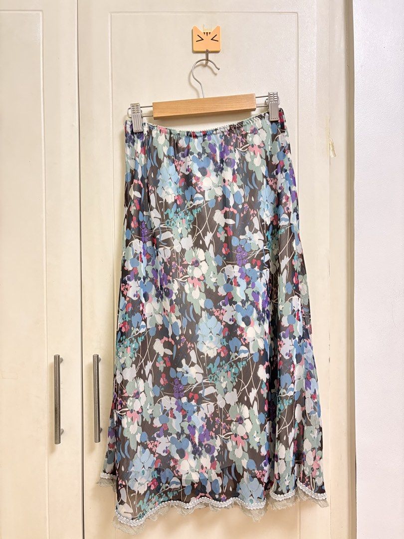 Melani Exec Floral Sheer Midi Skirt (Category: Skirts) located in Makati City. Submitted by rinadeclutters (Listing ID 1446275178, Image 2). Description: 💌 Please message before buying! -brand: Melani Exec -thrifted, don’t want anymore -sheer floral print midi skirt -elastic waistband -lace trim at the hem -has a silk/satin inner lining -size: M 💰 MOP: GCash or bank transfer 📦 Shipping fee will be shouldered by buyer.