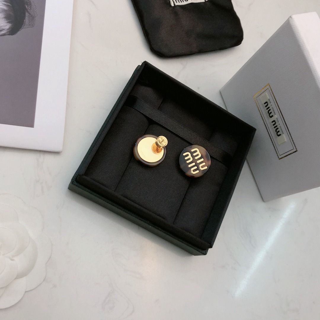 Miu Miu outlet earrings 耳環 （分類：耳環）位於 Hong Kong。 由 juciertupi91191 提交（商品編號 1446230372，圖片 3）。簡介： 。