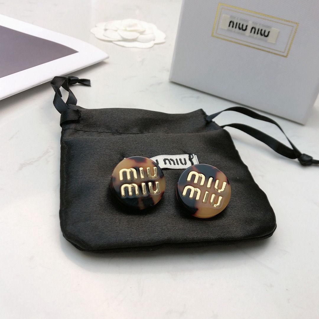 Miu Miu outlet earrings 耳環 （分類：耳環）位於 Hong Kong。 由 juciertupi91191 提交（商品編號 1446230372，圖片 1）。簡介： 。